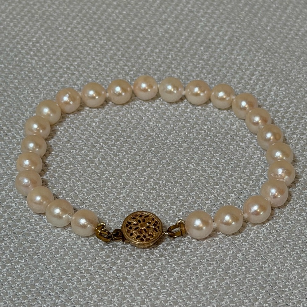 NWOT Gorgeous Classic Cream Pearl Bracelet with Gold Clasp